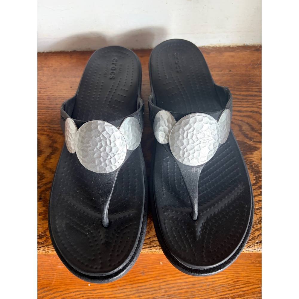 Crocs Sanrah Hammered Circle Wedge Sandals Black Silver Womens 9 Thong Flip Flop